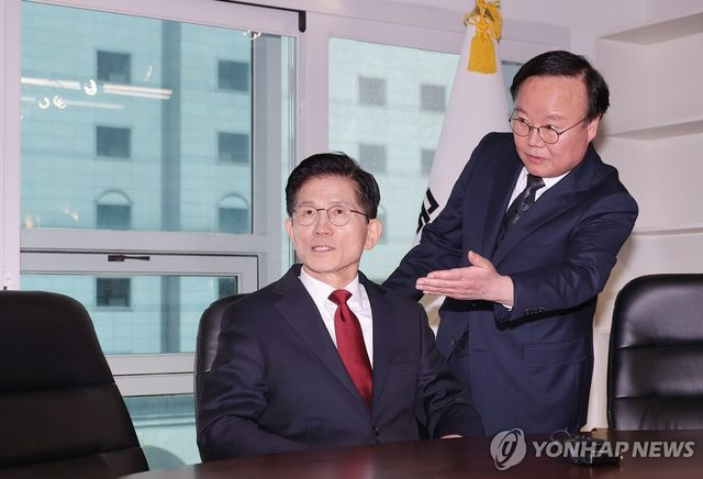  김문수측 "후보교체 불가…'도장들고 나르샤 2탄'되면 대선참패"