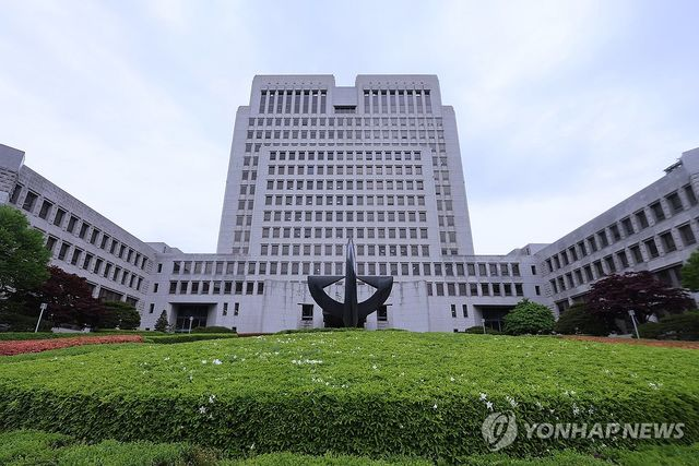  대학생들 대법원 기습 진입 시도…경찰, 대진연 회원 4명 체포