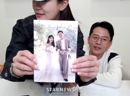  김준호김지민, 드디어 결혼! 청첩장 첫 공개  “우리 결혼해요” 김준호·김지민, 설렘 가득 청첩장 공개 유쾌한 커플의 진짜 시작…김준호김지민 청첩장 최초 공개