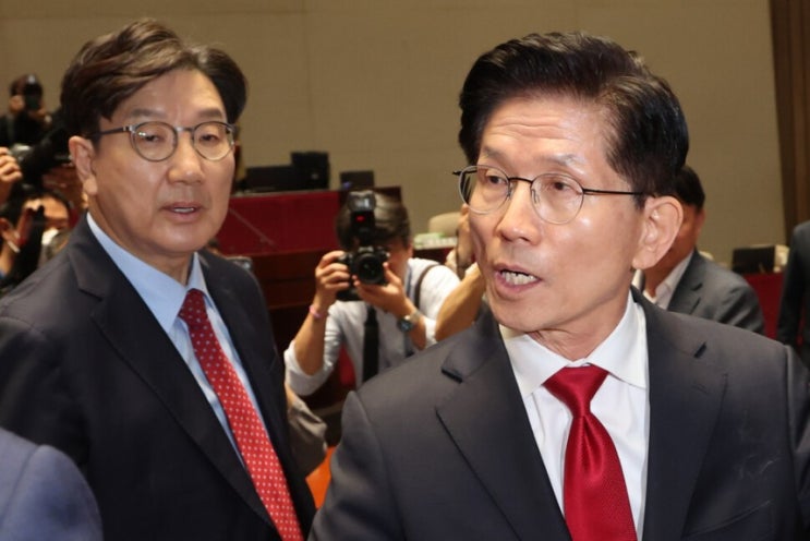 <b>김문수</b> “<b>강제 단일화</b> 응할 수 없다”…의총장 퇴장 파문, 與... 