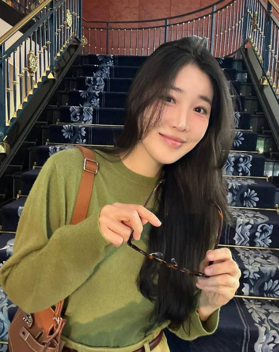  다소 쌀쌀해진 요즘 다비치 이해리가 완성한 올리브 컬러의 고급스런 봄 니트 코디 따라잡기