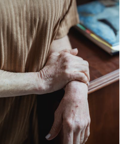쭈글쭈글 손주름_얼굴은 열심히 관리하는데, 손은 왜 이렇게 늙어 보일까요?