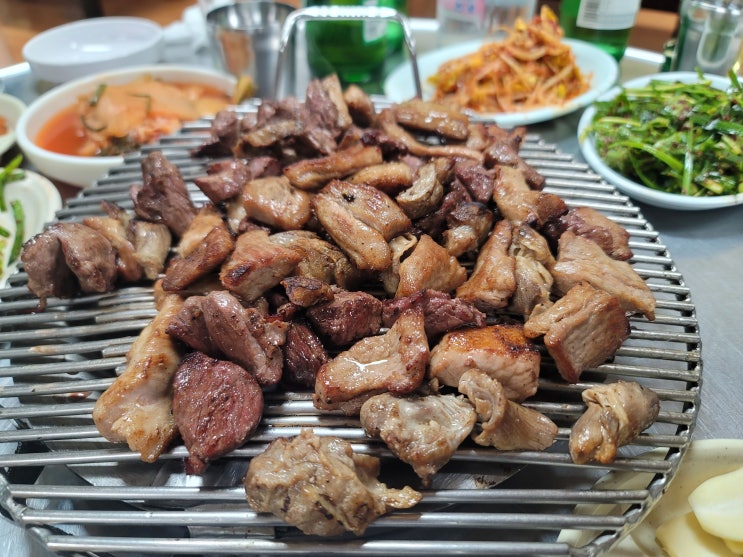  경기 수원 인계동에 위치한 도야지 생고기 특수부위 전문점 팔도 왕소금구이 내 돈 내산