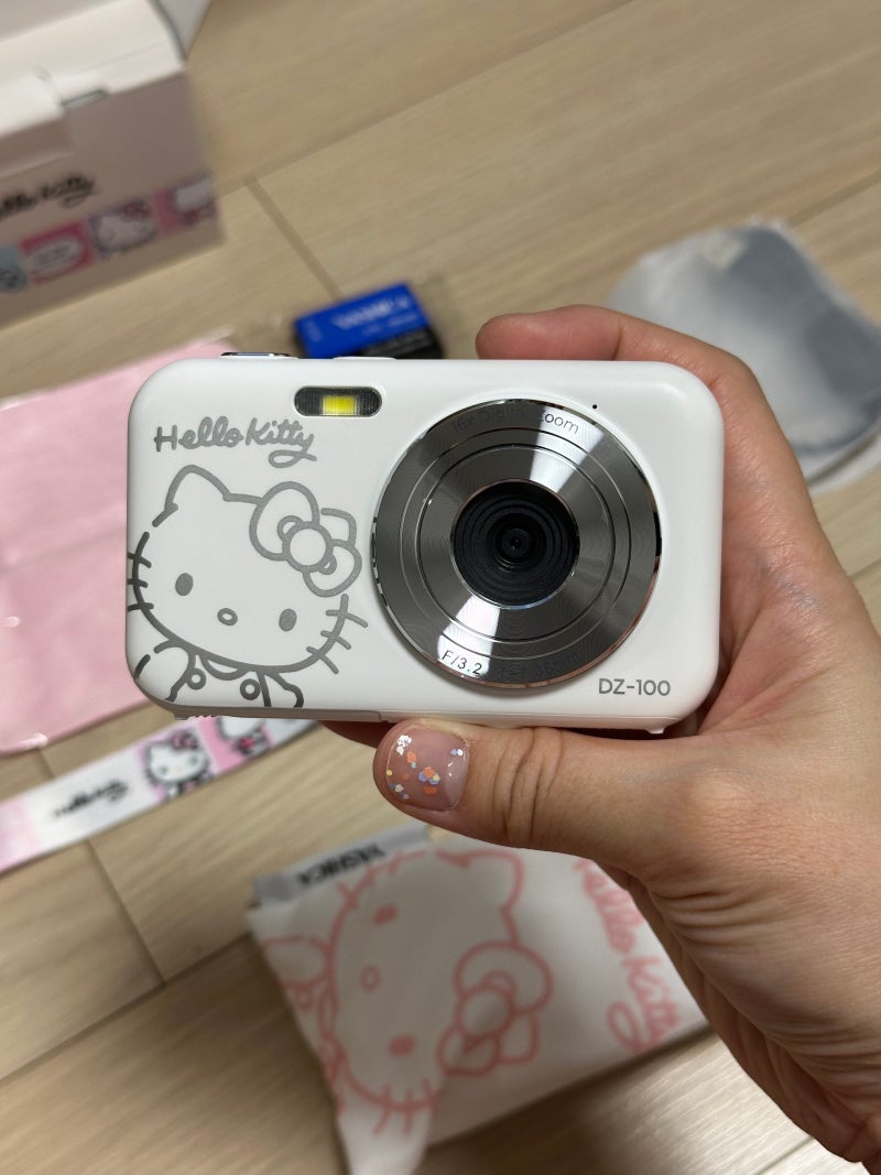 YASHICA x Hello Kitty Digital Camera DZ-100 (White) 후기 (Feat.홍콩직구)