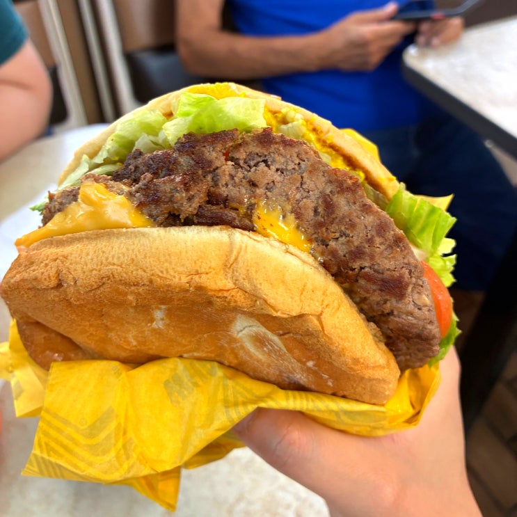  인앤아웃보다 맛있다? 텍사스 국민 햄버거 왓어버거 메뉴 리뷰 및 비교