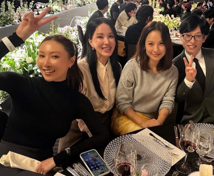 <b>김종민 결혼식</b>에서 빛난 핫한 이효리 <b>하객</b>룩 전부완판 가방옷정보