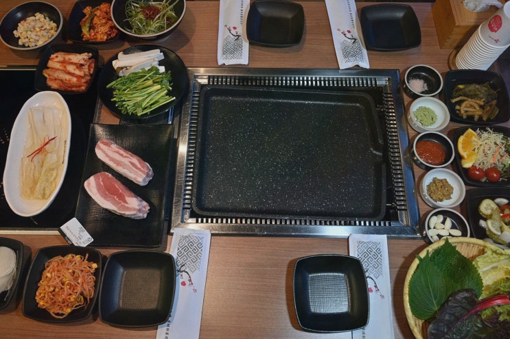  정성 가득한 고기와 다양한 밑반찬, 명지놀이방식당