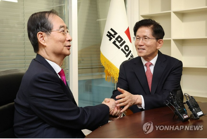️ 김문수 국민의힘 대선후보 복귀 확정! 한덕수 교체 시도 무산과 지도부 총사퇴 전말 ️ 김문수 국민의힘 대선후보 복귀 확정! 한덕수 교체 시도 무산과 지도부 총사퇴 전말
