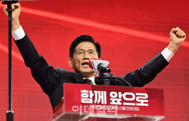  후보 등록 마친 김문수 "민주주의 바로 세운 당원께 감사"(상보)