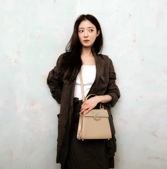  이세영 매력적인 클래식 페라가모 핸드백