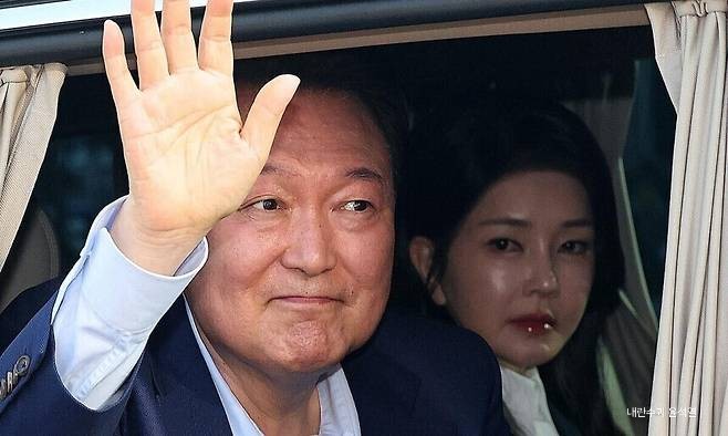막장 드라마 연출한 윤석열, 이제 <b>김문수 후보 지지 호소</b>