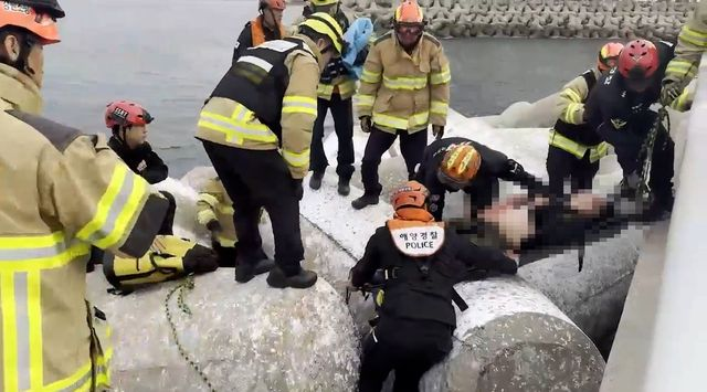  속초 방파제서 60대 부부 추락…40여분 만에 구조