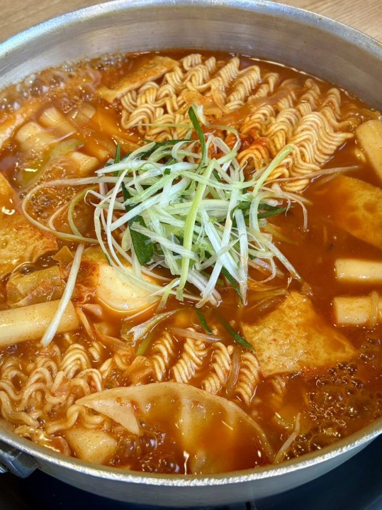  올림픽공원 근처 숨은 맛집, 즉석떡볶이와 화덕피자 조합 '일방통행'