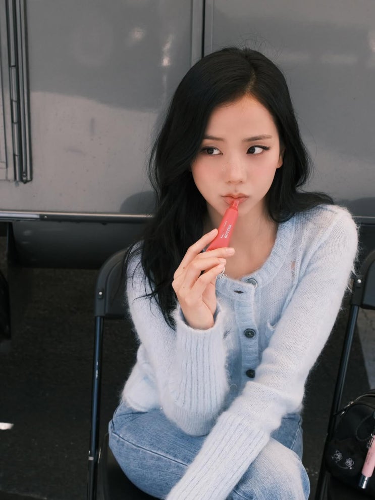  파스텔블루 가디건에 데님으로 블루 톤온톤 패션을 완성한 지수의 데일리룩! 봄 여친룩으로 딱이자나~