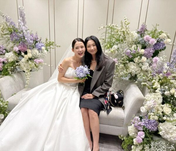 오윤아, 남보라와 따뜻한 미소 "결혼 너무 축하해"