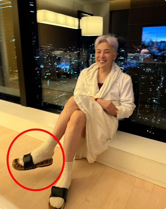 지드래곤이 신자 1만 원대 슬리퍼가 17만 원 됐다고? 지압슬리퍼 품절 대란의 전말