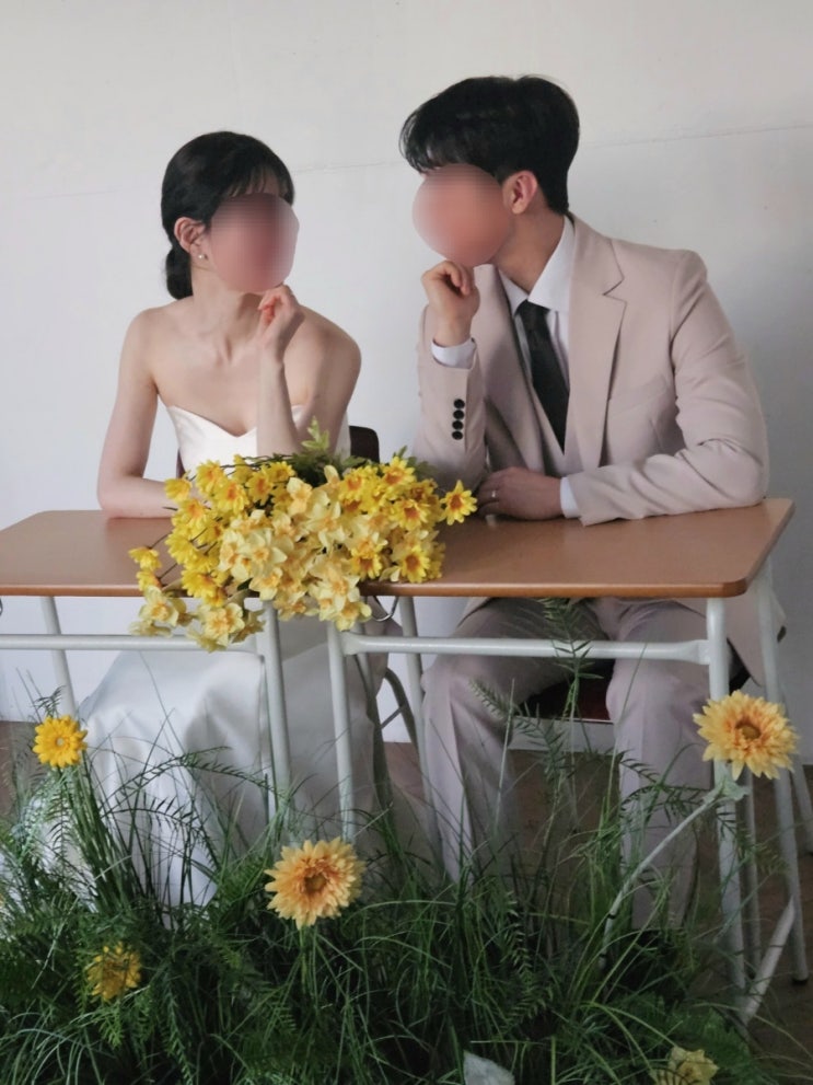  어반스튜디오 강남점 웨딩촬영 후기 - 학생 책상 배경