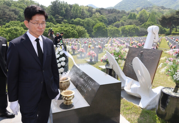  채상병 묘역 패싱 질문에 연평해전? 김문수 유세 첫날부터 '선별참배' 파문