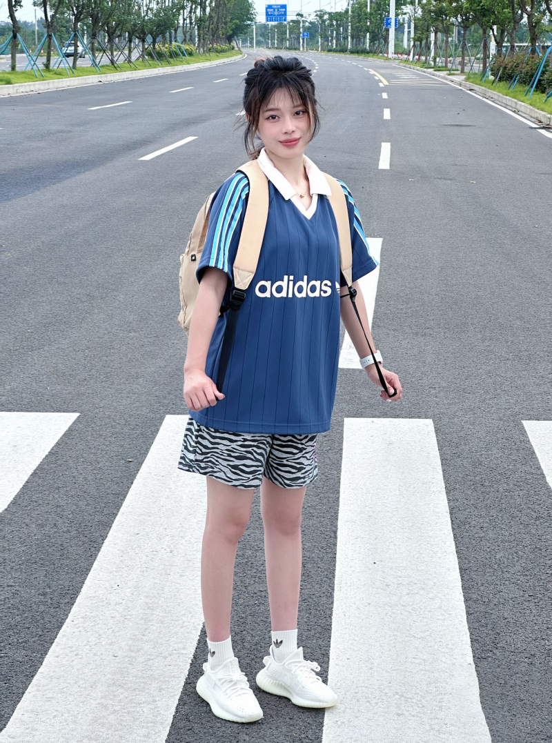아디다스 핀스트라이프 저지 롱슬리브 티셔츠도 이렇게 코디해보세요
