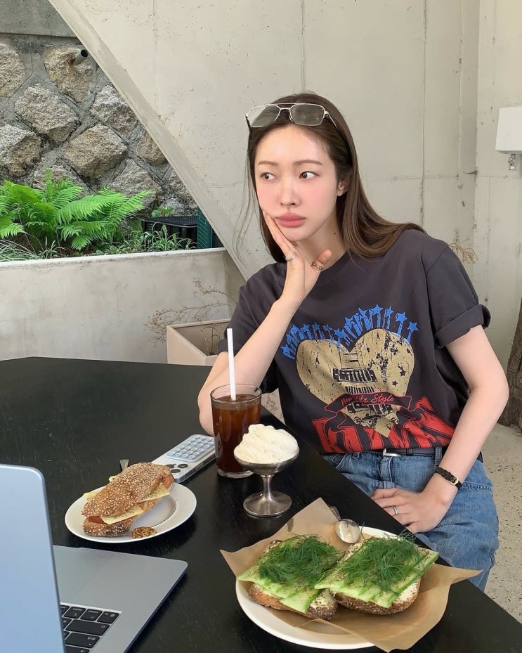  여름 패션의 정석! 차정원이 스타일링한 빈티지룩 감성의 여자 그래픽 반팔 티셔츠 코디