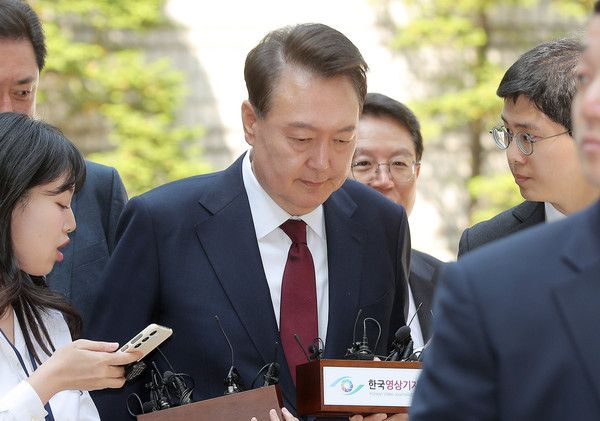  윤석열 전 대통령, 걸어서 법원 첫 공개 출석···쏟아진 질문엔 ‘묵묵부답’