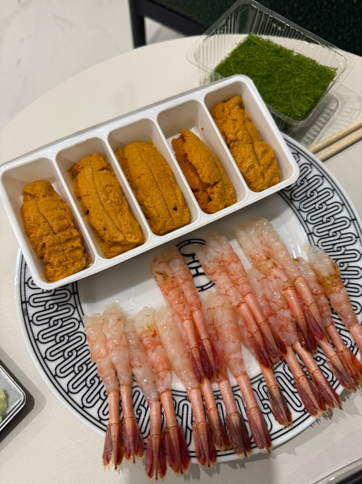  [돼지일상] 더현대서울 mac 메이크업 프롤라 코오롱 등산화 선물 받고 아치치 명동고로케 부촌육회 금상어가 우니 올디스타코 거룩한밤 무대인사 명동돈까스 한미옥