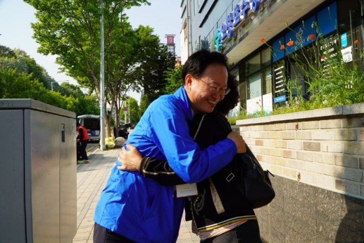 <선거운동 1일차, 오창 골목골목에서 <b>이재명 후보 지지</b>를 <b>호소</b>... 