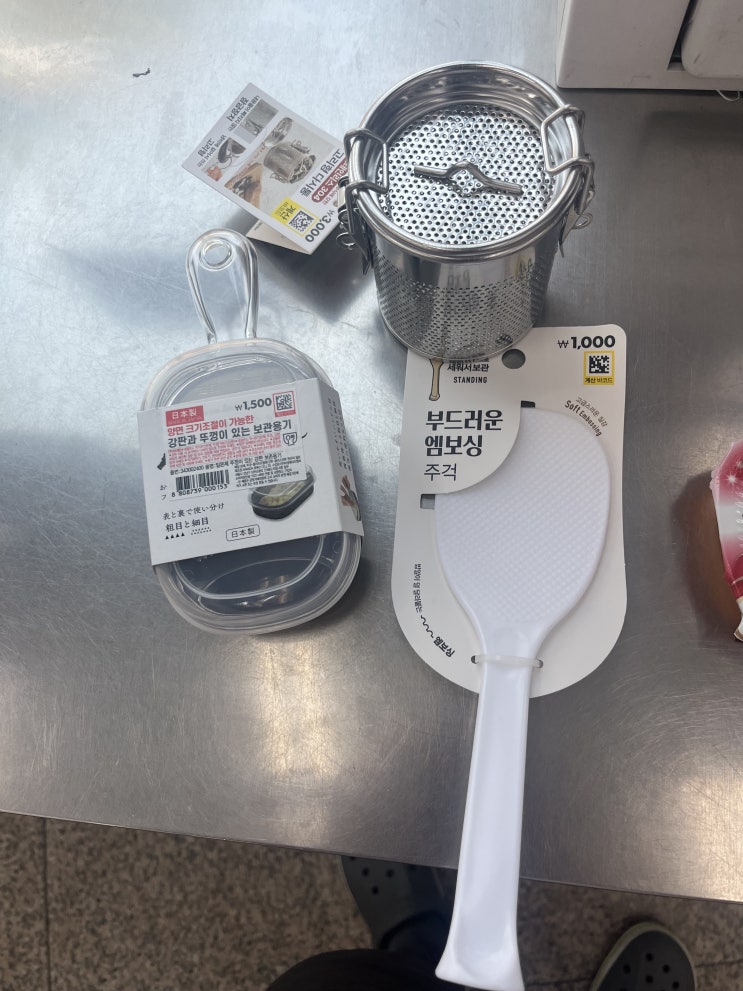  [오늘의다이소] 부드러운 엠보싱 주걱(1000), 고리형 다시통(3000), 강판과 뚜껑이 있는 보관용기(1500)