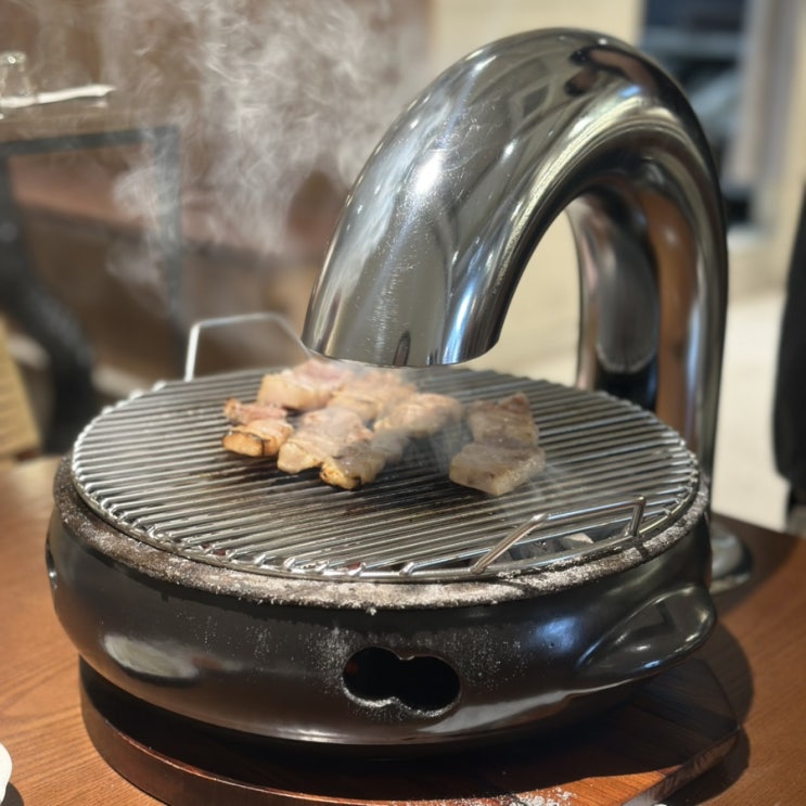  고기를 구우면서 썰어주는 특별한 메종성수돈 송파점 본삼겹 꽃목살 비빔국수 새콤미나리샐러드 리뷰.