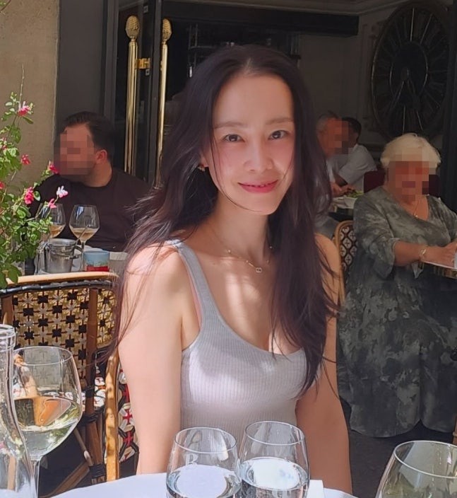홍수현, 44세 맞아? 파리에서 빛난 청순+섹시 매력…완벽한 민낯과 S라인까지 ‘감탄’