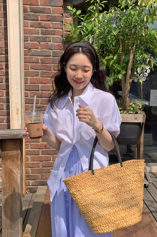  도심 속에서 여름 바캉스 느낌 물씬 나게 만들어주는 가볍게 들기 좋은 여자 가방으로 라피아백 추천