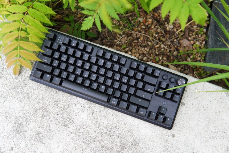 성능과 감성 모두 만족. 커세어 K70 CORE TKL 무선 게이밍 키보드