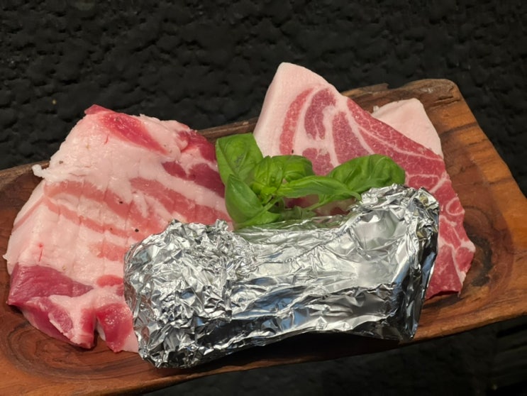  압구정로데오 찐맛집_프리미엄 돼지고기를 맛볼 수 있는 압구정 데이트 맛집 [압구정고깃집 본점]