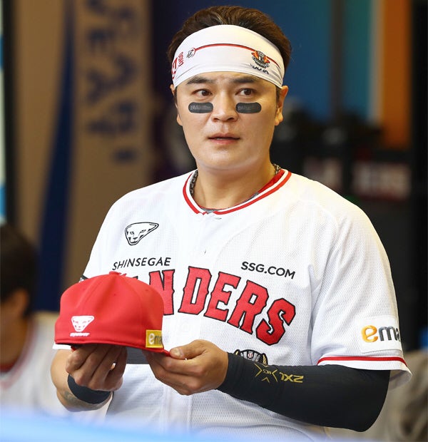 <b>SSG</b>, '음주 <b>논란</b>' <b>박정태 고문</b> 재선임…팬들 "추신수, 나와서... 
