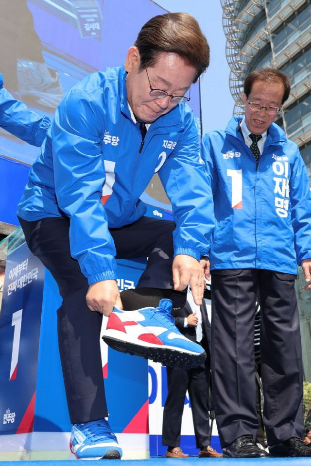  이재명 신자마자 ‘완판’ 터진 운동화...가까이 보니