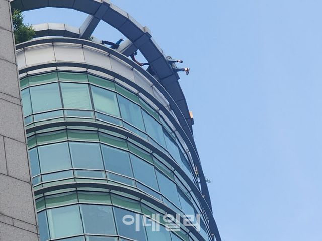  "고층 걷는 걸 즐겨"…강남역 투신 소동 남성, 3시간여 만에 구조