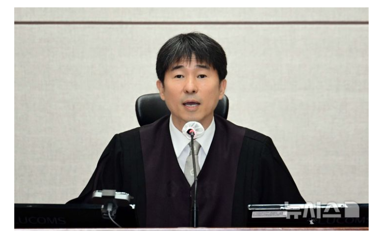 민주 "<b>지귀연</b> 판사, 강남 룸살롱 술접대 의혹…제보자, 尹 구속... 