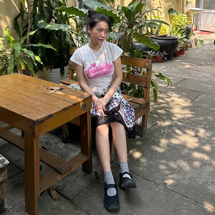  레드벨벳 예리 인스타 다낭 여행 속 s/e/o 티셔츠