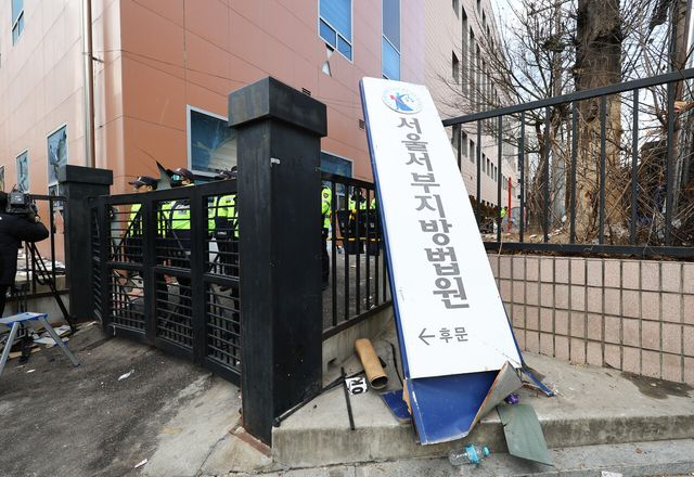  ‘서부지법 난동’ 첫 선고…남성 2명에 각 징역 1년 6개월·1년 실형