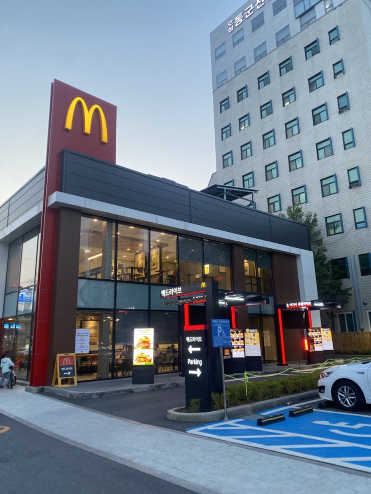  맥도날드 싣메뉴 순천매실맥피즈 재출시 창녕갈릭버거 2종 창녕갈릭비프버거 창녕갈릭치킨버거 맥도날드 해피스낵 가격 드립커피 맥너겟 치즈버거 2000원 피치아이스티 1955스낵랩