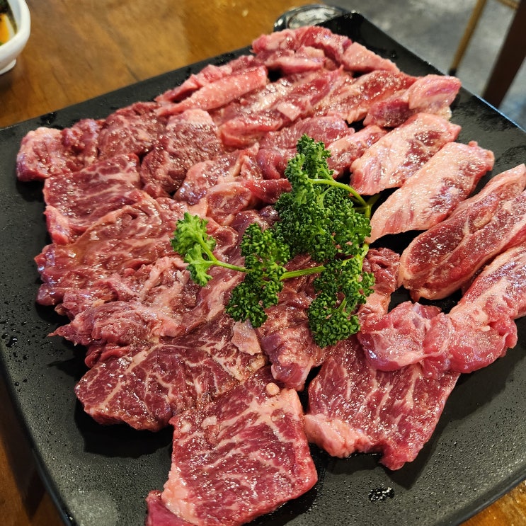  방이동 고깃집 푸짐한 반찬과 즐기는 소고기 맛집 '마싯소 방이본점'