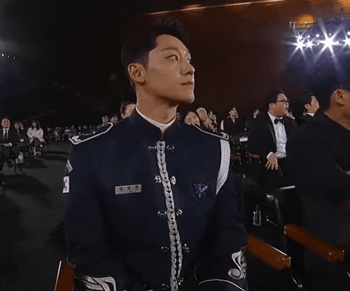 군복 벗은 이도현, 전역 후 첫 인사…팬심 저격 완료!