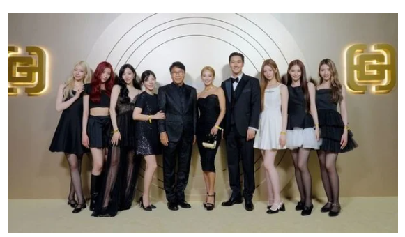 SM 떠난 <b>이수만</b>, 미국行…조카 <b>소녀시대</b> 써니 팔짱에 함박미소