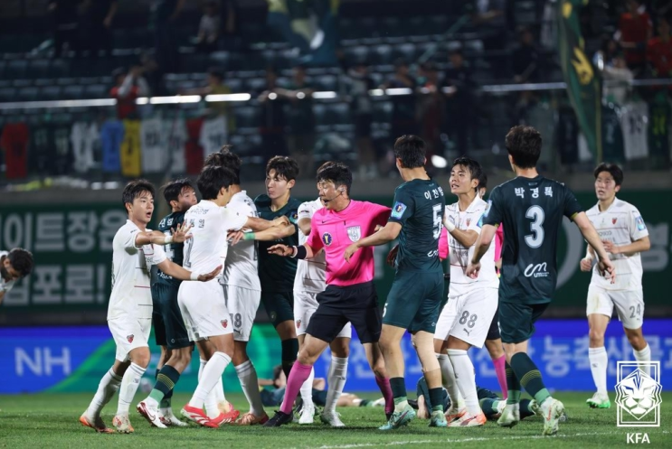 코리아컵 김포 vs 포항 충돌, 제갈재민 '침 뱉기 논란'에 벤치클리어링 발생 코리아컵 김포 vs 포항 충돌, 제갈재민 '침 뱉기 논란'에 벤치클리어링 발생