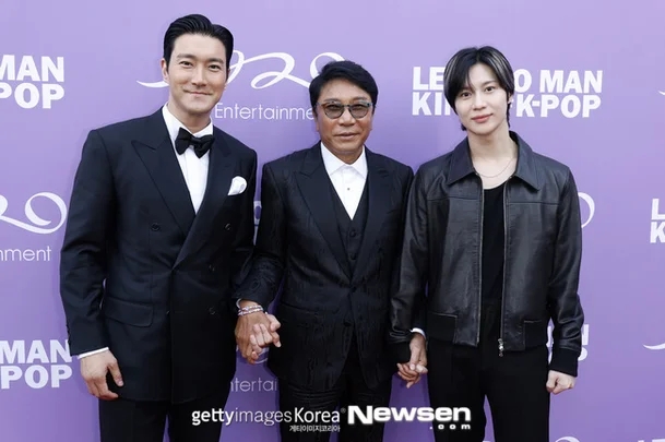 <b>SM</b> 떠난 <b>이수만</b>, LA 포착…태민 최시원 손잡고 아빠미소