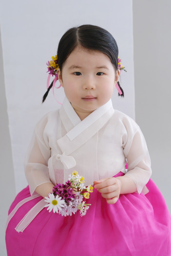 2살 아기 한복 촬영할 때 색동 한복처럼 선명한 색감의 두 돌한복 대여까지 모두 준비해 주는 사진관