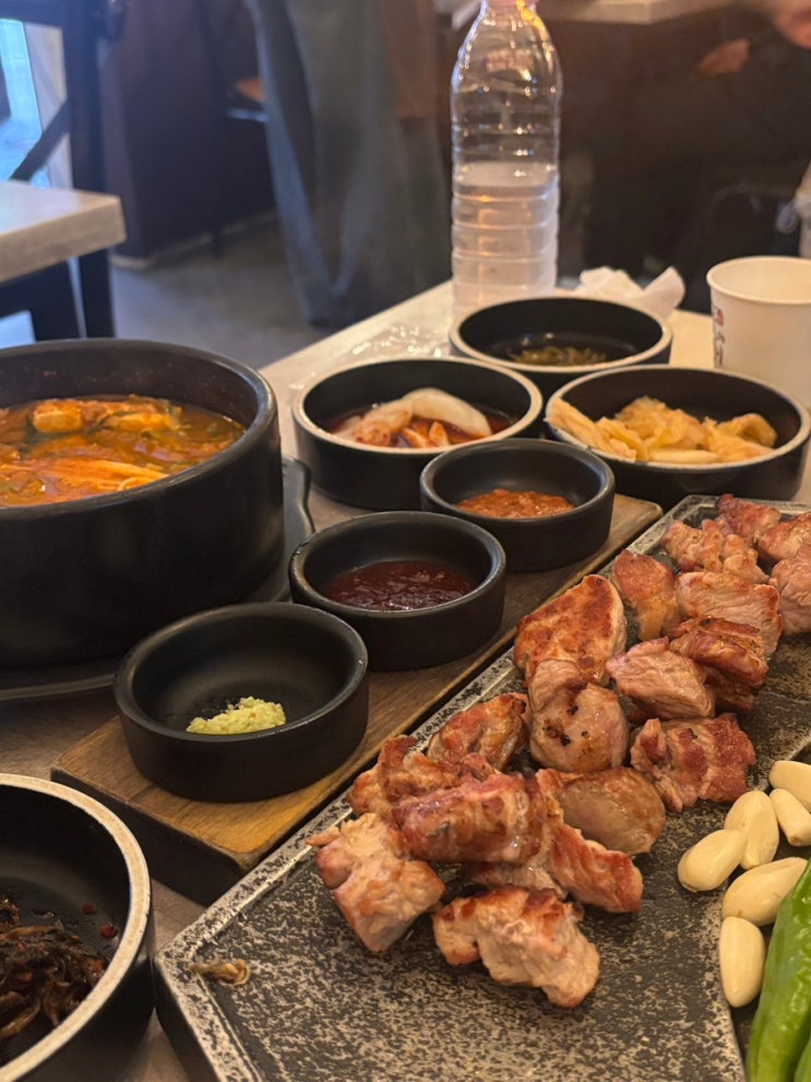  서울숲 맛집 뼈구이랑 고기를 동시에 먹을 수 있는 홍화돈
