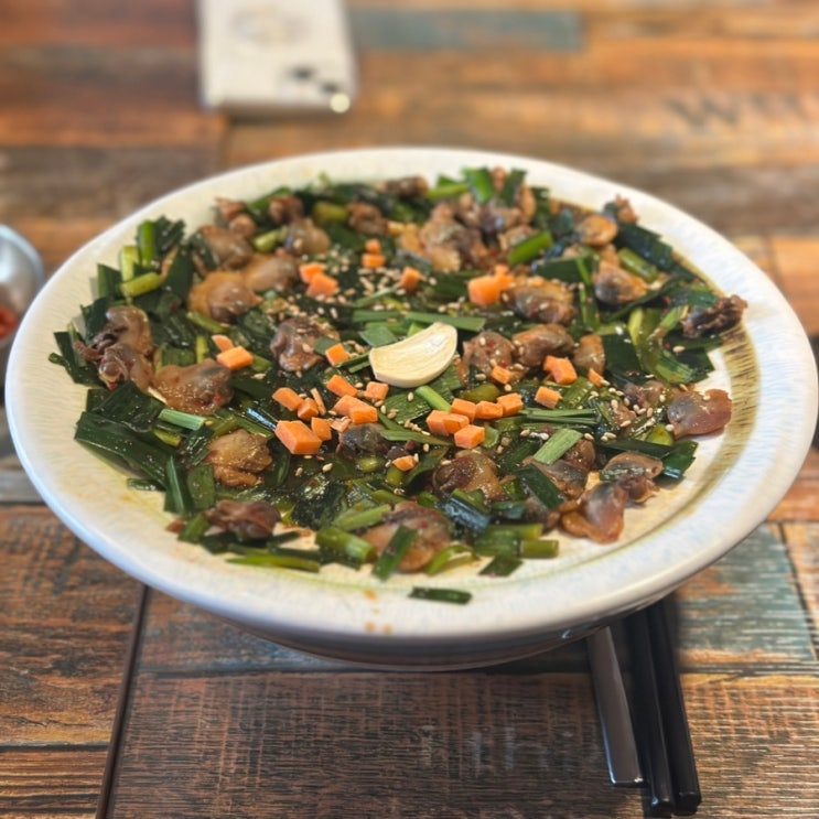 남산 후암돈까스 가려다 휴무여서 옆집 남산국수로 갔는데 생각보다 꼬막 비빔밥이 맛있어서 쓰는 리뷰.