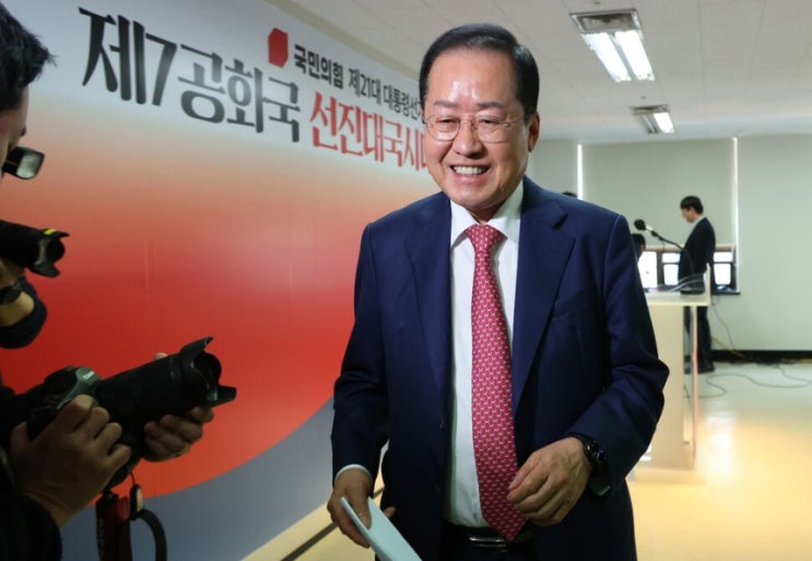 30년 전 <b>회고</b>하는 <b>홍준표</b> “<b>노무현</b> 따라 꼬마 <b>민주당</b> 갔더라면... 