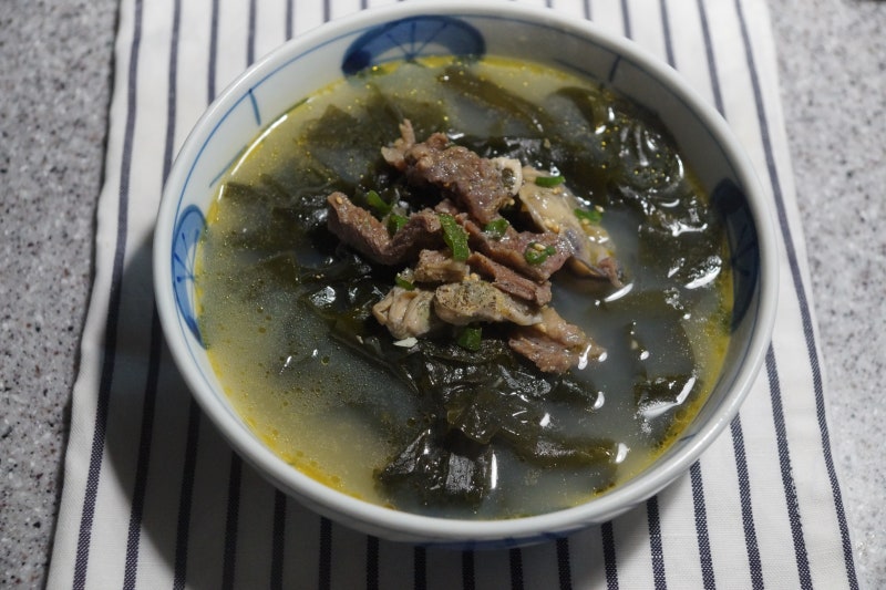 굴 소고기 미역국 끓이기  # 고명을 따로 얹어주니 깔끔하고 맛있어요...